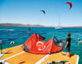Tre piattaforme legate insieme a poppa sono la pista di decollo e di atterraggio per i kiters.