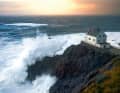 Gischtumtost : l'ancienne maison du gardien de phare à Vestkapp, en Norvège. Il est possible d'y passer la nuit - et dans dix autres endroits spectaculaires de cette galerie également !