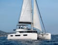 Hoch hinaus: Die Lagoon-typische  Flybridge wirkt mit dem festen Bimini  wenig ästhetisch, bietet aber eine zusätz­liche Sitzgruppe hoch überm Meer