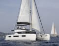 Der Rumpf basiert auf dem Lagoon 50, nur wurde der Mast ganz nach vorn an die Spitze des Aufbaus versetzt