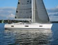 Linjett 39: Sie stammt von einer kleinen, höchst versierten Familienwerft. Ihre Linien wirken eher moderat als modern. Dabei ist die neue Linjett eine ganz famose Fahrtenyacht, eine Art schwedische Swan. Daten: Rumpflänge 12,15 m, Breite 3,95 m, Tiefgang 2,15 m, Gewicht 8,7 t, Segelfläche 91 m², STZ 4,6; www.linjett.se 