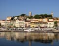 Insolitamente tranquillo: il porto turistico di Cannes si trova in pieno centro città, ai piedi del Suquet, il quartiere della città vecchia.