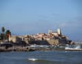 Beeindruckende Kulisse: An die Stadtmauer von Antibes schlägt bei Sturm die Brandung. Meist ist es aber ruhig