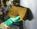 Antifouling dur. L'éponge mouillée ne présente pas ou très peu d'abrasion de la peinture : des antifoulings autopolissants ou durs peuvent être appliqués. Un ponçage est nécessaire avant l'application de la peinture