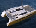 Slyder 49. sur la version sportive Performance, les postes de pilotage sont montés à l'arrière sur les coques.