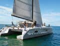 Ce catamaran très sportif renonce au bimini, au flybridge et aux pelouses.