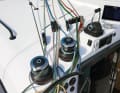 Centrale de commande : la plupart des drisses et des écoutes convergent vers le haut du toit de la cabine, où elles peuvent être actionnées facilement et avec une bonne visibilité dans les voiles.