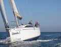 Il bordo libero scende quasi verticalmente, creando così spazio all'interno dello yacht, tra l'altro