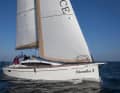Con il suo bompresso fisso, l'imbarcazione ricorda gli yacht da regata contemporanei.