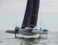 Die C-Foils bleiben dauerhaft unten. Der Trimaran fliegt auf vier "Beinen"
