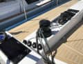Les winchs et les pinces à levier sont montés l'un derrière l'autre dans le sillage, entraînés électriquement sur le bateau d'exposition.