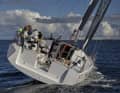 L'arrière est large et ouvert. Les sièges arrondis sont en option, tout comme la double barre à roue. En standard, le pilotage se fait avec une barre franche en retrait.