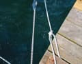 Doubler les amarres : si l'accastillage à terre n'inspire pas confiance, comme par exemple un vieux taquet en bois, il est préférable d'installer des amarres supplémentaires et de les garnir alternativement, ici autour de la structure porteuse du ponton. Les amarres secondaires sont un peu moins serrées que les amarres proprement dites.