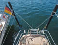 Crossing lines: The wider the stern of the yacht and the shorter the distance to the poles, the more sense it makes to cross. The angle of pull against transverse forces is better, but the furling is also somewhat harder
