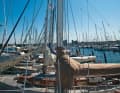 Se garer en quinconce : En cas de forte houle ou de violentes rafales, les yachts peuvent gîter et se balancer de manière extrême, même au port. Si les gréements se heurtent ou s'accrochent, il y a rupture, voire perte du mât. C'est pourquoi les yachts sont amarrés avec les gréements décalés.