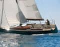 Buon legno: il ponte in teak fa parte del concetto e dell'equipaggiamento di base. Le numerose parti in mogano verniciato a specchio sono tipiche di Tofinou.