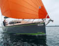 Leichtwindbedingungen auf dem Schweriner See: Der optionale rollbare Drifter bringt die Maxus 24 Evo trotz wenig Wind in ordentliche Fahrt. Der Aufbau ist relativ hoch geraten