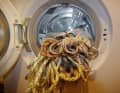 Lavé ?

 On évite les gros nœuds en plaçant chaque corde dans une taie d'oreiller supplémentaire. Une température basse et une lessive pour linge délicat sont obligatoires. Ne jamais essorer
