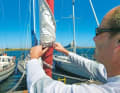 Voile d'avant : enrouler la voile d'enroulement aussi étroitement que possible, enrouler l'écoute de génois comme sécurité pendant encore deux ou trois tours, serrer les écoutes à la main et les garnir. Comme sécurité supplémentaire, on peut passer une extrémité courte dans le point d'écoute et la nouer autour du boudin de toile. Ou mieux encore, il est préférable d'affaler complètement la voile d'avant, car on ne voudra pas quitter le port en naviguant ...