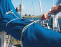 Grande voile : attacher les lazy-jacks vers l'avant du mât, sécuriser également le taud de voile. Entourer plusieurs fois avec une longue corde. Cela permet de réduire la surface exposée au vent et d'éviter que la voile ne se voile. Si la grand-voile n'est pas trop complexe à accrocher, avec des glisseurs de mât ou des lattes continues, elle peut aussi être décrochée. Pour les grandes voiles à enrouleur, fixer le point d'écoute au mât par une extrémité supplémentaire.