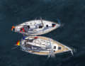 A stern spring is laid from the tug, which absorbs the forces when stopping. The distance between the hulls can be adjusted using a leader line