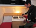 En version standard, le Pogo 30 n'offre que le confort du camping - mais un siège supplémentaire pour le garde libre à bâbord