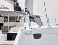 Le poste de pilotage est situé à mi-hauteur entre le pont et le toit de la superstructure, ...