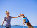 1. gilet de sauvetage

 Les gilets de sauvetage pour chiens existent également en couleurs fluo, afin que les petits chiens soient encore bien visibles entre les vagues. La plupart du temps, ils sont munis d'une poignée sur le dos de l'animal afin de pouvoir le tenir ou le hisser à bord sans complication.

  