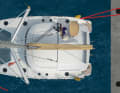 2. il est important d'assurer le catamaran le plus longtemps possible au vent afin de ne pas dériver sur un yacht sous le vent. C'est pourquoi il faut toujours détacher en premier la ligne d'amarrage située sous le vent.