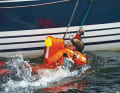 Yacht aufstoppen Schon bei geringer Fahrt wird die Person im Wasser unter den Rumpf gezogen und kann die Bergung nicht mehr aktiv unterstützen