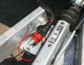 3. Stecker und Halteseil lösen, den Stecker möglichst vor Wasserkontakt schützen oder vorsorglich mit Kontaktspray einsprühen