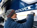 2. masking: Mask off everything that is not to be polished. In particular, the base of the antifouling as well as wood and rubber parts should be protected
