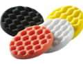 Spugne Waffle: i dischi Waffle o con pomello sono specialisti. Le versioni dure producono una forte abrasione e una macchina molto instabile durante la normale lucidatura. Le versioni morbide, invece, sono altamente raccomandate per l'applicazione del sigillante. L'applicazione è più rapida e uniforme rispetto a quella con un panno in microfibra. I nodi massaggiano praticamente il materiale sulla superficie del gelcoat.