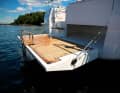 The large platform can be operated electrically. The dinghy garage is available from the Style version upwards