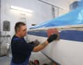 Beschädigungen, Löcher oder Risse mit Epoxidspachtel füllen, diese Arbeitsbereiche nochmals gründlich anschleifen