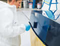 4. pour obtenir une peinture uniforme sur la coque, on travaille en croix. Sur les surfaces verticales, on commence ...