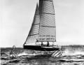 Gordon Baker goes one step further with the "Monitor" test vehicle. Even the US Navy was involved in the development of the design. The monohull had ladder foils attached to the sides. Later, converted from a conventional rig to two rigid wing sails, the "Monitor" set a record for sail-powered watercraft at 30.4 knots, which still seems respectable even today.