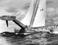 Der erste wirkliche Hochsee-Foiler, der Trimaran "Paul Ricard". 1980 pulverisiert Eric Tabarly damit den Trans­atlantik-Rekord des Schoners "Atlantic" aus dem Jahr 1905. Die "Paul Ricard" benötigt für die Strecke nur zehn Tage und fünf Stunden.