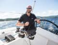 ...ainsi le bateau peut être manœuvré complètement à une main