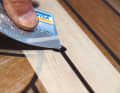 3. an old bank card is also suitable for removing the tape. Remove the adhesive tape after it has hardened. Then sand over