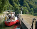 End of the canal trip: the "Aracanga" in the last lock, with the Doubs waiting behind it