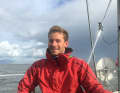 Lennart Burke. Der 19-jährige Abiturient aus Stralsund segelte unter anderem Opti, 420er, Soling und Melges 24. Aktuell ist er zweihand mit einer 47 Jahre alten IW 31 auf dem Weg zu einer Atlantikrunde – noch ohne Regattamodus