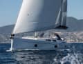 The large genoa is sailed outside the shrouds, i.e. only on more spacious courses