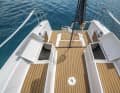 I gavoni di prua e un ampio spazio di stivaggio a poppa mantengono in ordine la coperta. Il teak artificiale è disponibile come opzione.