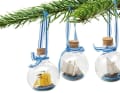 Le navicelle in bottiglia a forma di pallina mantengono vivo il vostro hobby preferito alla vigilia e durante le feste. Ogni pallina misura 6,5 centimetri di diametro e quattro costano 23,95 euro. www.mare-me.de