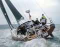 C'est surtout en regardant par l'arrière que l'on remarque les fortes courbures. Néanmoins, la forme de la carène est plus proche de celle d'un cruiser que de celle d'un racer.