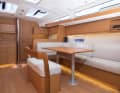 Dufour Grand Large 430. Ideenreiches Tourenkonzept aus Frankreich mit ungewöhnlichem Innenausbau. Die Pantry ist ganz vorn am Hauptschott angebaut (Test in YACHT 3/2019). Halle 16 • Stand B 37