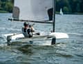 Le dériveur à foils. Les ailes portantes sont également devenues une grande tendance pour les dériveurs. Advanced Sailing Technologies (AST), dont le siège est à Potsdam, a développé un dériveur capable de voler sous le nom de The Foiling Dinghy. Hall 15 - Stand G 21