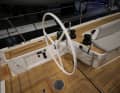 En option. Le Traveller encastré dans le cockpit est une option ; les grands winchs Performa de Harken aussi