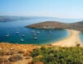 L'area offre numerose baie per l'ancoraggio, come Kolona, sull'isola di Kithnos.